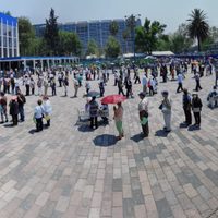 Adultos mayores enfrentan desorganización y largas filas en macro centro de vacunación de Cuauhtémoc