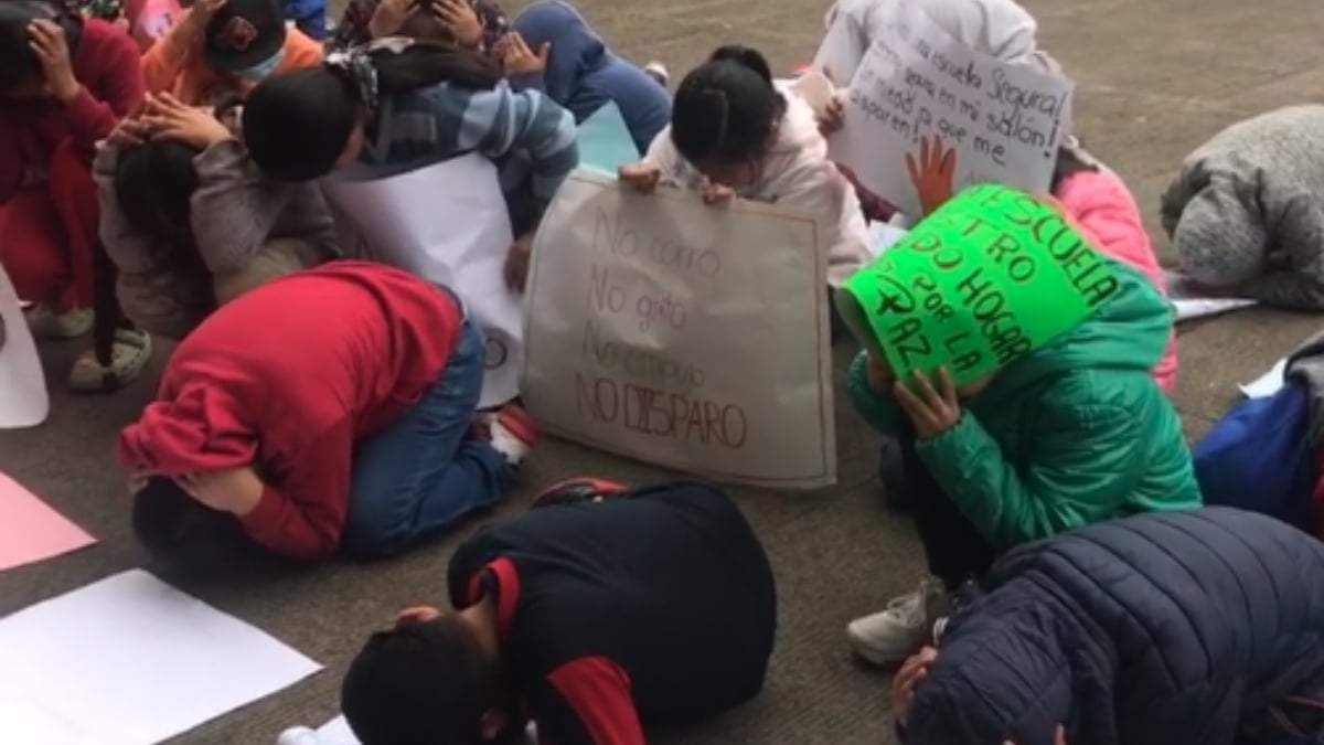 En una protesta, estudiantes de la primaria se tiraron al piso como el día del tiroteo