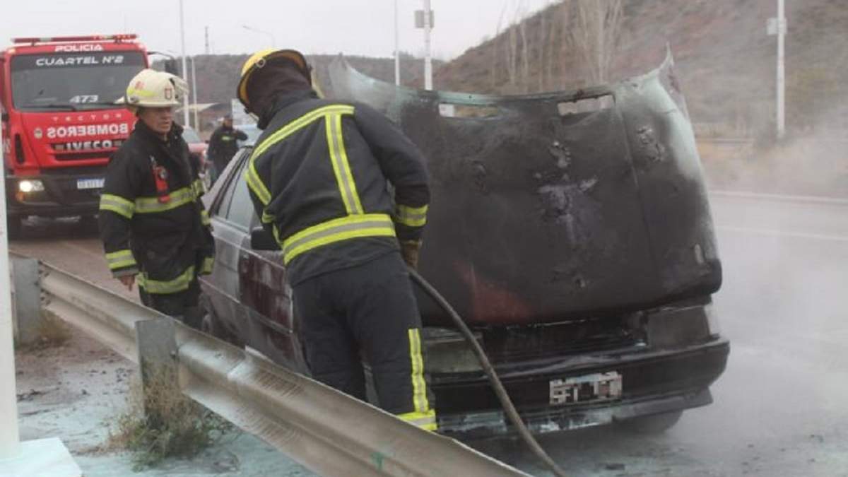 El incendio del auto sobre la Ruta 7. Fuente: (Centenario Digital)