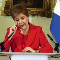 La primera ministra de Escocia renunció tras asegurar que "la política es brutal"