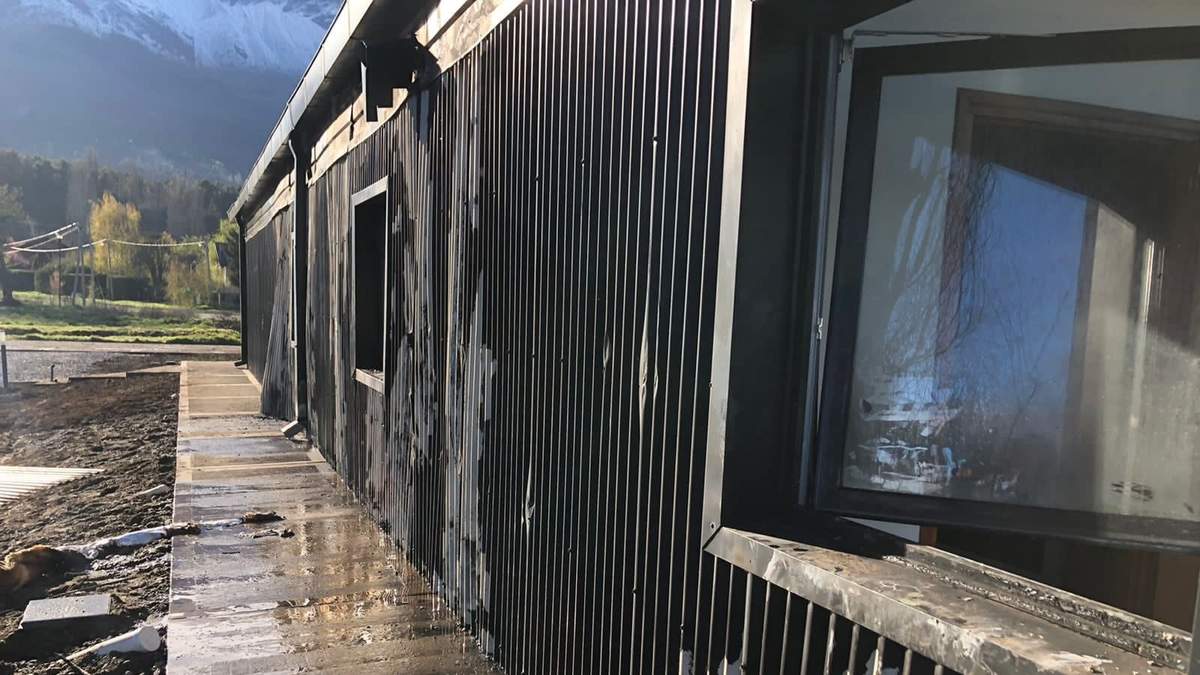 El incendio de la oficina de informes turísticos de El Bolsón ocurrió el domingo. Fuente: (Twitter)