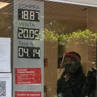 Postura monetaria restrictiva del Banxico impulsó al peso frente al dólar en el tercer trimestre