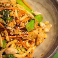 Hacé este wok de pollo con verduras y noodles: una receta sana y rápida para cualquier día