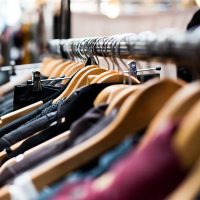 La ropa rompió récords de importación con un incremento del 300 % y los productores textiles locales están bajo la mira