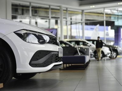 Automotrices desafían a Caputo y suben sus precios