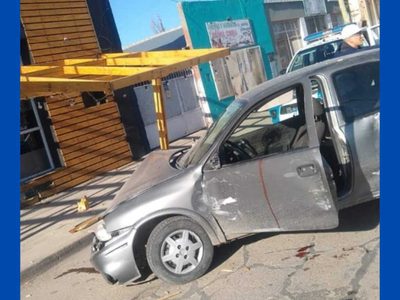 Zapala: un joven ebrio chocó una cervecería local con su auto