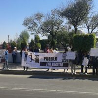 Con protesta en Los Pinos, exigen a Peña que se baje el sueldo (Video)