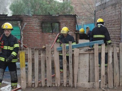 Voraz incendio: una madre rescató a su bebé justo a tiempo en Centenario