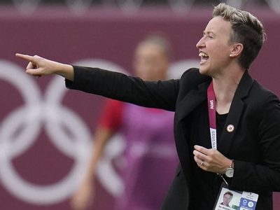 FIFA suspende un año a la entrenadora de Canadá femenil por espionaje en los Juegos Olímpicos