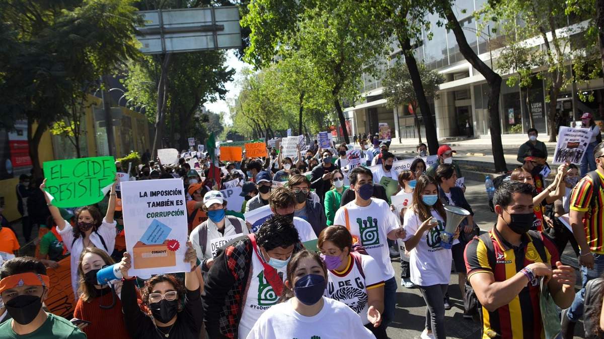 La marcha de estudiantes del CIDE hacia el Senado