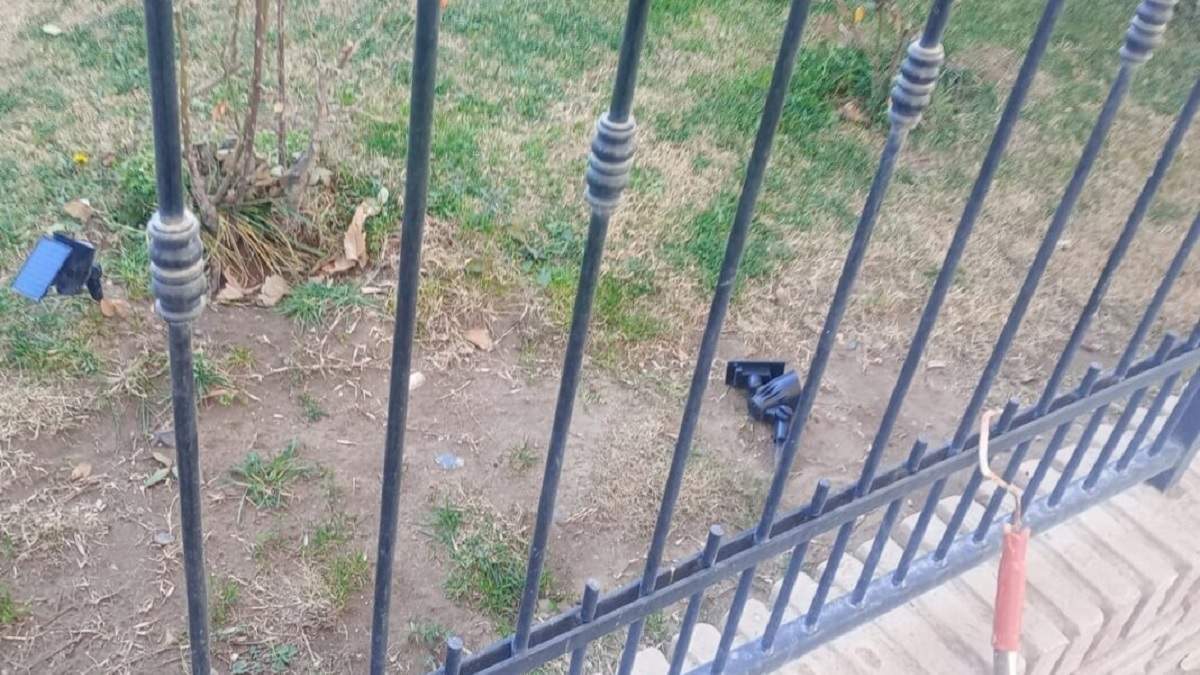 El esqueleto del rodillo quedó colgando de la reja. El reflector quedó destrozado. Fuente (Centenario Digital)
