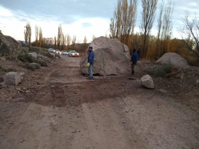 En Quili Malal cayeron grandes rocas en medio de la ruta