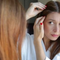 Ahorrá una fortuna en tintura: el poderoso champú para disminuir la caída del cabello y la aparición de canas