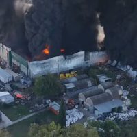 Pánico en Francisco Álvarez por el incendio de un depósito de pintura