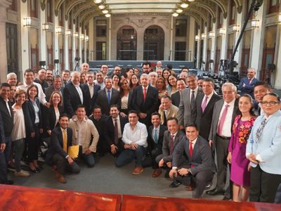 AMLO se reúne con gobernadores morenistas en Palacio Nacional; hablan de programas sociales