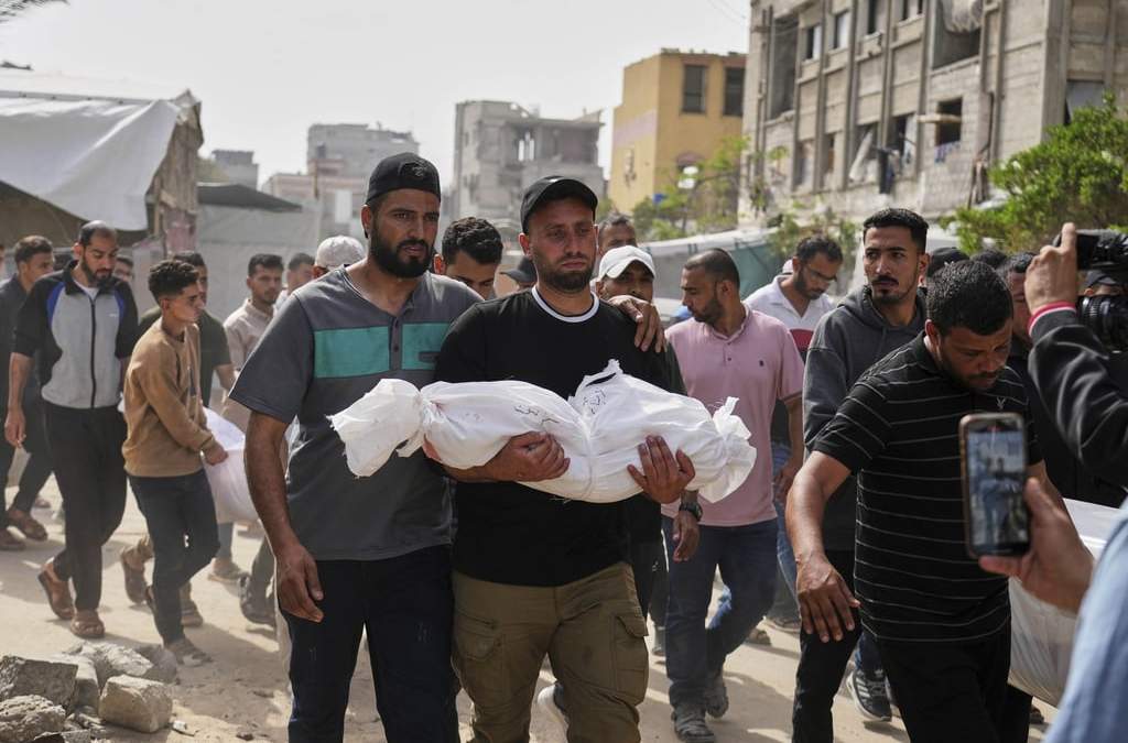 Saleh Zenati, lleva el cuerpo de su sobrino bebé Khalid Zenati, muerto en un ataque aéreo israelí, durante su funeran en Jan Yunis, en la Franja de Gaza, el domingo 18 de mayo de 2025