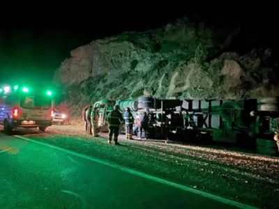 Madrugada de emergencia en la Ruta 237: un camión volcó y hay personas heridas