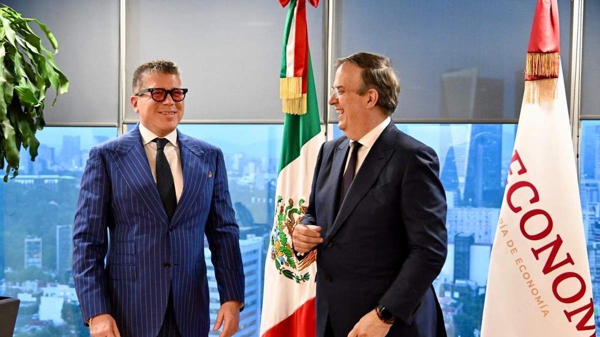 El presidente de Toyota México, Luis Lozano, y el secretario de Economía
