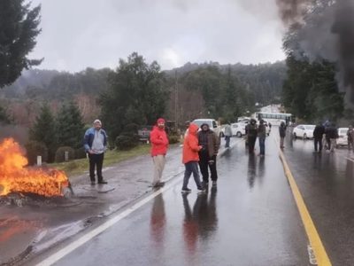 Taxistas cortan la Ruta 40: exigen que se detenga a los autores del secuestro y robo de un chofer