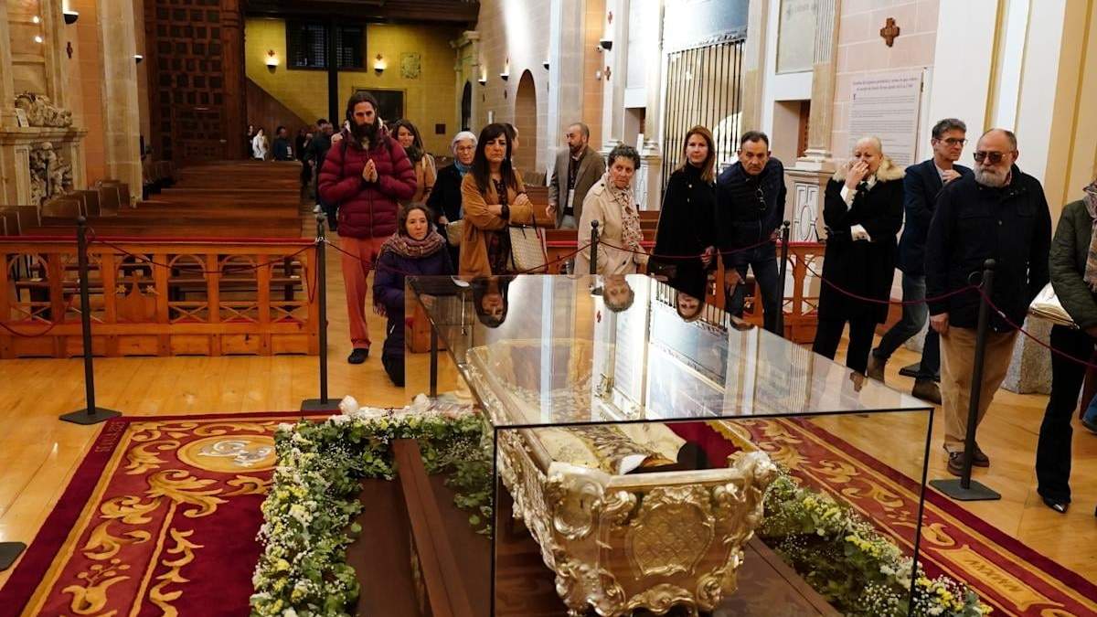 Fieles católicos hacen fila para ver los restos de Teresa de Ávila, la santa española, mística y reformadora religiosa del siglo XVI, exhibidos en una iglesia en Alba de Tormes, Salamanca, noroeste de España, el domingo 11 de mayo
