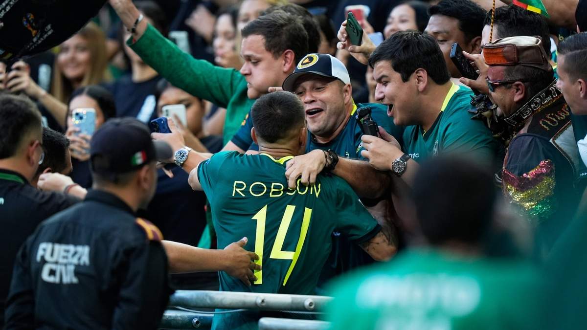 Robson Matheus, de Bolivia, festeja con los aficionados de su país tras la victoria en un duelo del repechaje intercontinental
