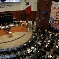 Kenia López denuncia “elección de Estado” y morenistas le responden con lona gigante (Video)