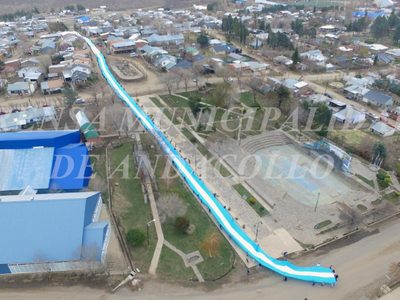 Vecinos de Andacollo desplegaron la bandera Argentina más larga de Neuquén