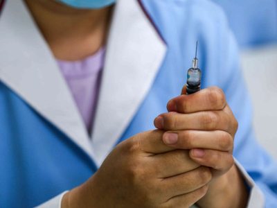 La vacuna contra el coronavirus de la Universidad de Oxford habría producido una “doble defensa”
