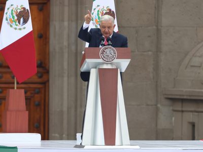 AMLO lanza encuesta a mano alzada sobre reforma judicial
