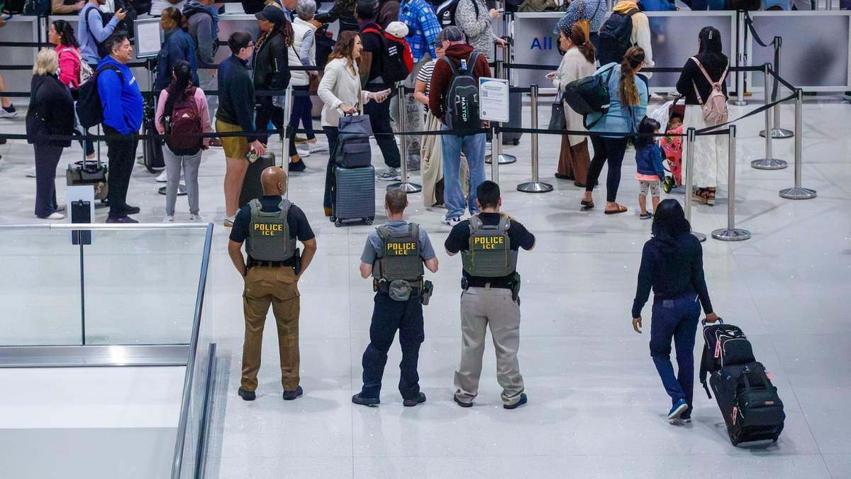 Agentes del ICE en el aeropuerto de Kenner, Luisiana