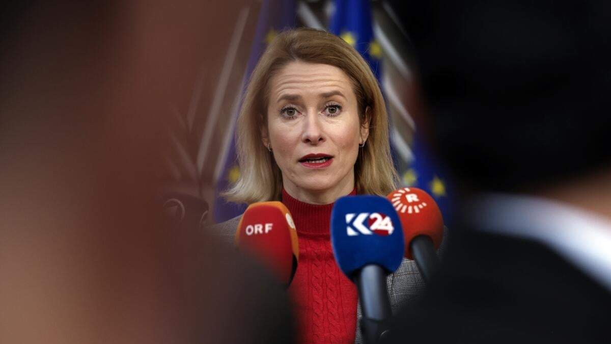 En esta imagen de archivo, la primera ministra de Estonia, Kaja Kallas, habla con reporteros a su llegada a una cumbre de la Unión Europea, en Bruselas