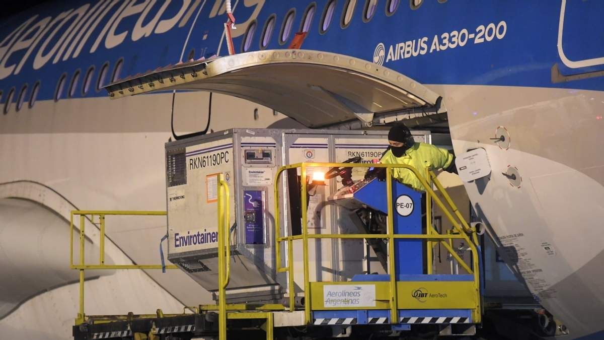 El avión llegó alrededor de las 19:00 al aeropuerto de Ezeiza. Fuente: (Twitter)