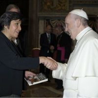El papa Francisco recibe libro que da cuenta de sacerdotes asesinados en México