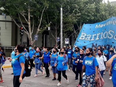 La organización social Barrios de Pie protesta en Casa de Gobierno