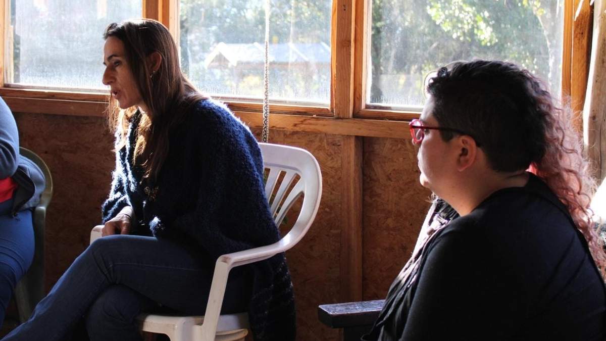 Soledad Salaburu, diputada del Frente de Todos junto a las mujeres de la comunidad mapuche Quintriqueo. Fuente: (Twitter)