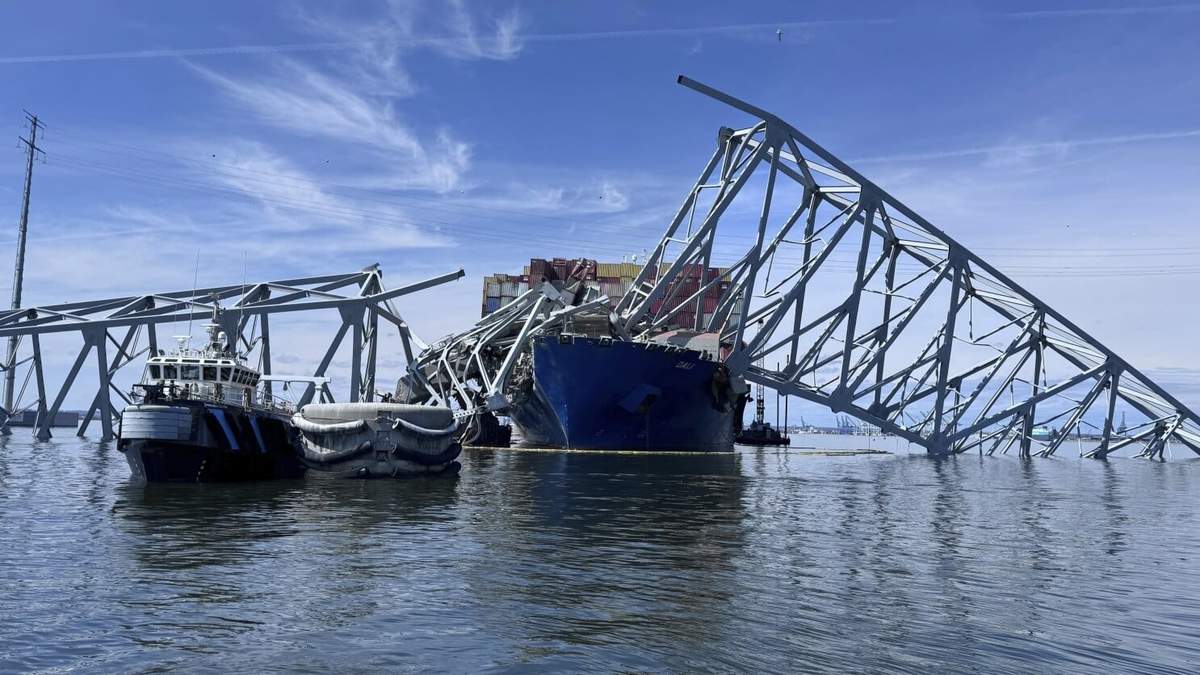 En esta foto del domingo 31 de mayo de 2024, se muestra el derrumbe del puente Francis Scott Key en Baltimore, donde varios buzos colaboran con los equipos en la complicada y meticulosa operación de retirar el acero y el concreto