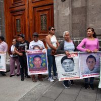 Padres de los normalistas de Ayotzinapa salen “decepcionados” de reunión con Sheinbaum