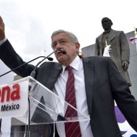 AMLO señala a Claudio X. González como cliente de Cambridge Analytica en México