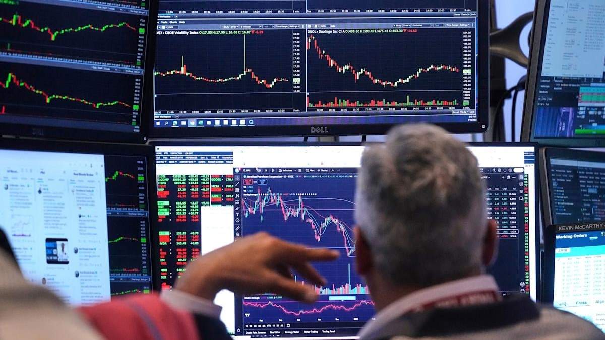Un operador bursátil observa sus monitores mientras trabaja en el piso de remates de la Bolsa de Valores de Nueva York