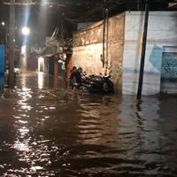 Por lluvias, se desborda el río San Buenaventura en Xochimilco