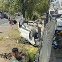 Violento vuelco en Avenida Mosconi: un auto terminó ruedas para arriba