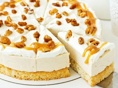 Cheesecake keto con nueces caramelizadas: tan suave como manteca y delicioso para una tarde de verano