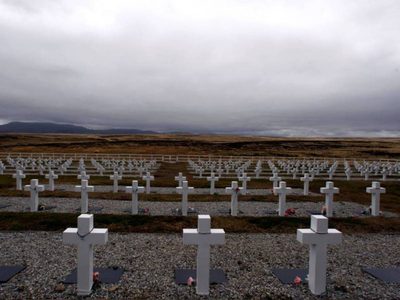 La Argentina firmó un acuerdo para buscar e identificar tumbas de guerra en las Islas Malvinas