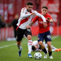 En el torneo local es otro River: empate con sabor a poco y con un hombre de más ante el Rojo