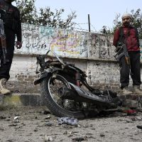 Motocicleta cargada de explosivos estalla en Peshawar y deja dos muertos