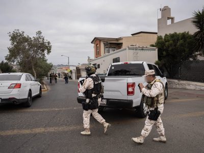 Asesinan a balazos a subcomandante de la Fiscalía de BC tras salir de su casa