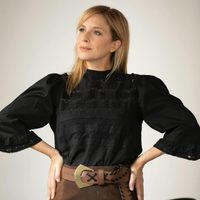 Carla Peterson deslumbró con su look de estreno: un estilismo sofisticado que combina minimalismo y drama