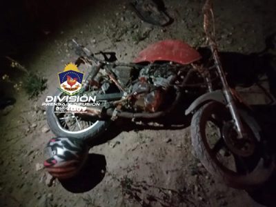 Un hombre detenido cuando escapaba de la Policía en una moto robada y armado