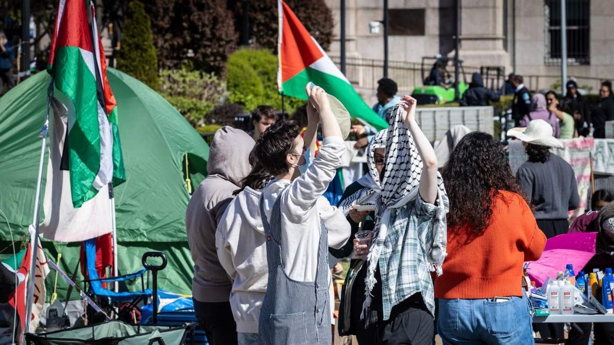 Dos estudiantes conversan en un campamento de protesta a favor de los palestinos en la Universidad de Columbia, en Nueva York.