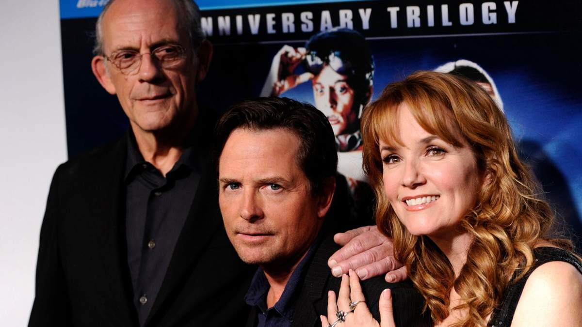 Los miembros del elenco Christopher Lloyd, de izquierda a derecha, Michael J. Fox y Lea Thompson aparecen en la reunión del 25.º aniversario de "Volver al futuro" en Nueva York el 25 de octubre de 2010